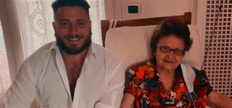 Il nipote rivela alla nonna di essere gay la sua reazione è di una normalità eccezionale L