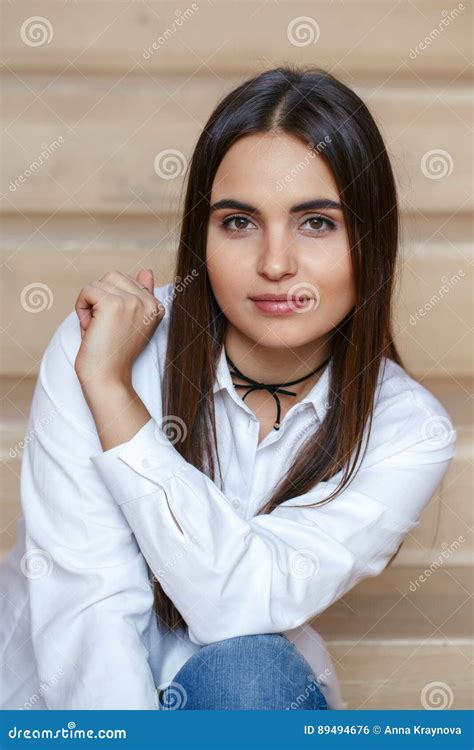 Portr T Des L Chelnden M Dchen Frauenmodells Des Kaukasischen Brunette Jungen Sch Nen Mit Dem