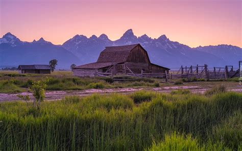 Stodoła na tle gór w Parku Narodowym Grand Teton pod kolorowym niebem