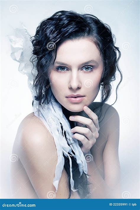 Verticale Fumeuse De Gentil Jeune Brunette Image Stock Image Of Femelle Fille 22335991