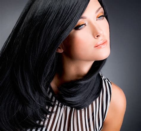 Free Photo Beautiful Brunette Woman With Long Black Straight Hair Posing At Studio
