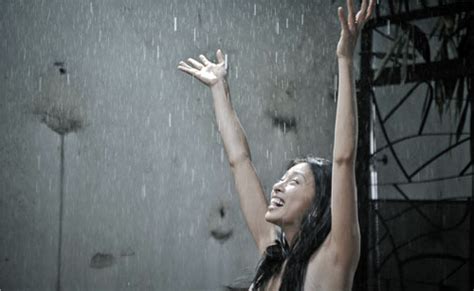 Hốt hoảng nhìn Ngô Thanh Vân giả điên tắm nude