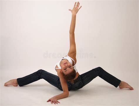 Zwei Junge Flexible Mädchen Die Akrobatische Tricks Tun Stockfoto Bild Von Tanz Zauber 32976270