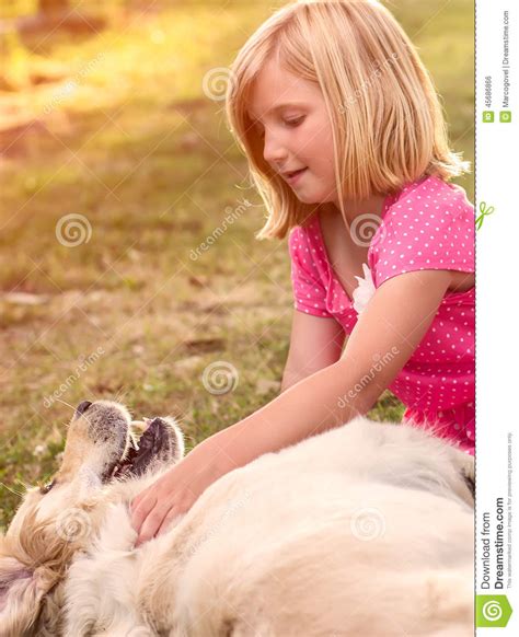 Petite Fille Avec Le Chien De Golden Retriever Photo Stock Image Du