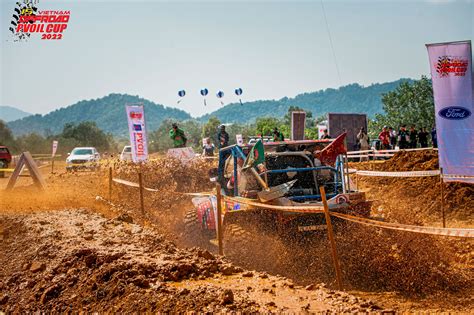 Gay cấn màn lái xe vượt dốc 70 độ ở Giải đua xe địa hình lớn nhất Việt Nam