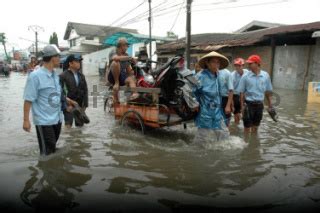 Banjir Di Jalan Raya Moh Toha Kabupaten Bandung Datatempo