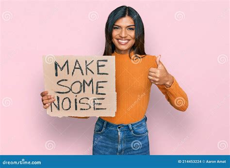 Joven Transexual Latina Transexual Mujer Que Sostiene Hacer Algún Ruido Banner Sonriendo Feliz Y