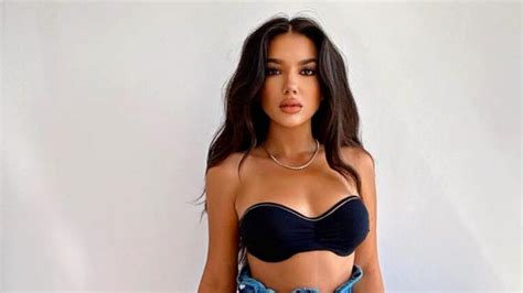 Hot Sexy Larisa Udila Bikini Pics