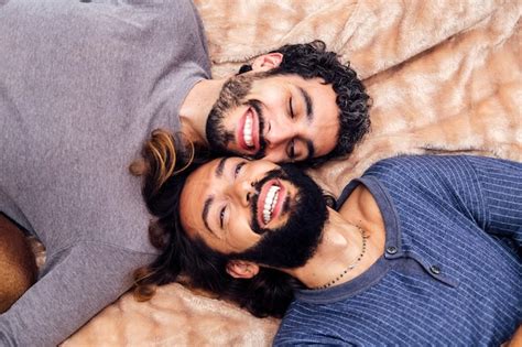 Feliz Pareja Masculina Gay Riendo Acostado En La Cama Foto Premium