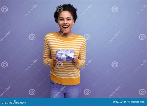 Surpreendida Depois Da Morena Latina De Anos Caixa De Presentes Imagem De Stock Imagem