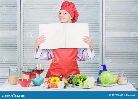 Cocina Amateur Leer Recetas De Libro La Chica Aprende La Receta Libro Del Famoso Chef Mejorar