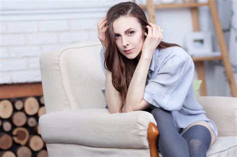 Een Aantrekkelijk Flirty Jong Brunette Zit Als Grote Zachte Voorzitter