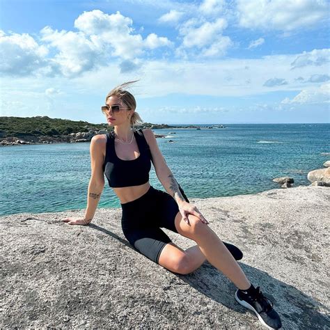 Romina Malaspina Se Suma A La Bikini Ultra Colaless En Color Empolvado