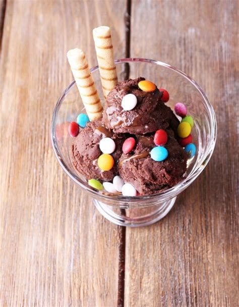 Helado De Chocolate Con Caramelos Multicolores Y Rollos De Oblea En