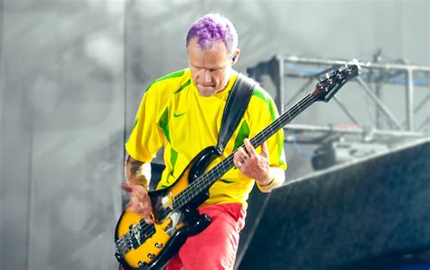 Biografia de Flea baixista do Red Hot Chili Peppers chega às lojas em novembro