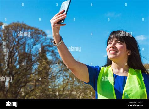 Junge Latina Venezolanische Ingenieurin Bei Ihrem Job Nimmt Ein Selfie Mit Ihrem Telefon Um Es