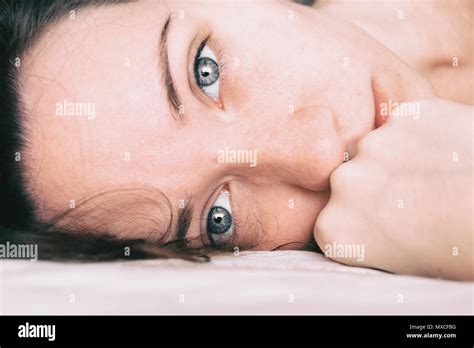 Brunette Woman Big Blue Eyes Fotos Und Bildmaterial In Hoher Aufl Sung Alamy