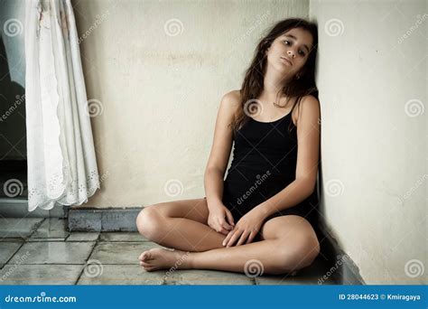 Ragazza Latina Triste E Sola Che Si Siede In Un Angolo Immagine Stock Immagine Di Malinconia