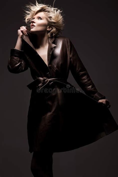 Blonde Joven Hermoso Imagen De Archivo Imagen De Haga 18567547