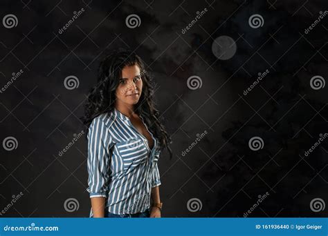 Mooie Brunette Met Piercing Op De Achtergrond Van De Nachtelijke Maanhemel Stock Foto Image Of