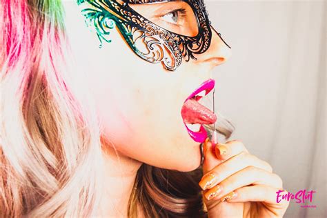 Masked Babe Loves Teasing With Her Sexy Curves Photos