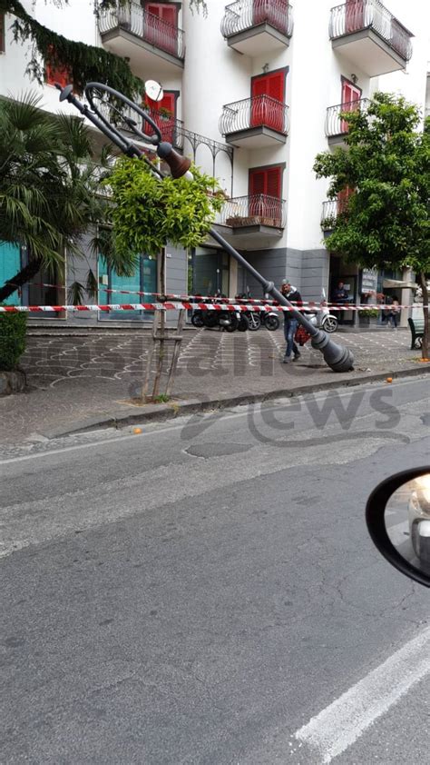 Sorrento Cade Palo Illuminazione Sfiorata Tragedia In Viale Degli