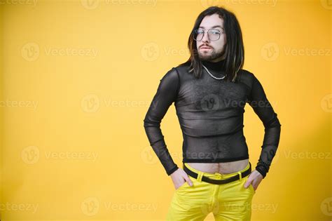 Gay Hombre Sostener Arco Iris A Rayas Bandera Aislado En De Colores Antecedentes Estudio Retrato