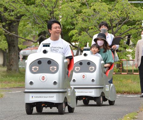 最先端技術を体験 東区貝塚公園で福岡市長ら、1人乗り自動運転ロボ試乗会 ／福岡 毎日新聞