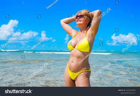 2252 Imagens De Mature Bikini Body Imagens Fotos Stock E Vetores