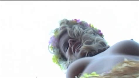 Naked Dora Venter in Laura está sola