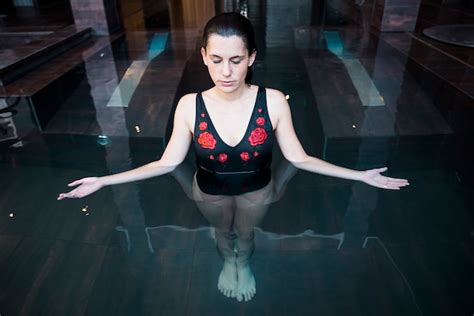 Женщина, расслабляющий в спа | Бесплатно Фото