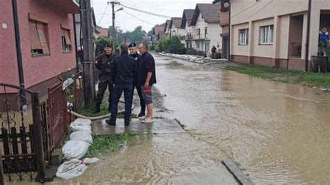 Poplave na Balkanu Izlile se reke širom regiona najkritičnije u Bosni