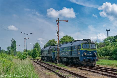 ST44-1211 und ST44-1215 rangieren in Swidnica Przedmiescie… | Flickr