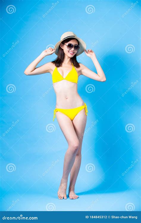 Mujer Asiática Usa Traje De Baño Bikini Foto de archivo Imagen de modelo longitud 184845312