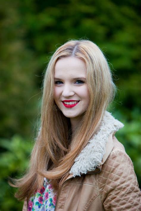 Belle Jeune Femme Avec De Longs Cheveux Blonds Image Stock Image Du