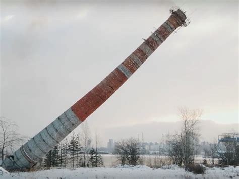 В Петрозаводске упала 37-метровая кирпичная труба | karelia.news