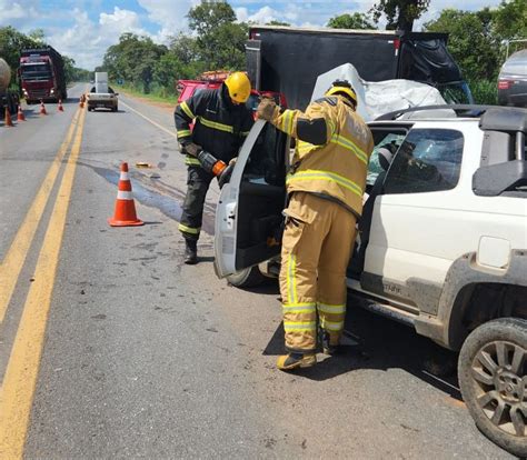 Colis O Entre Picape E Caminh O Deixa Duas Pessoas Feridas Na Br