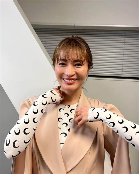 新山千春さんのインスタグラム写真 新山千春instagram 「昨日は青森で−8度を体感してたから 今日の大阪が すっごくあったかく感じたなー 丸山桂里奈さんが レギュラー出演されてる