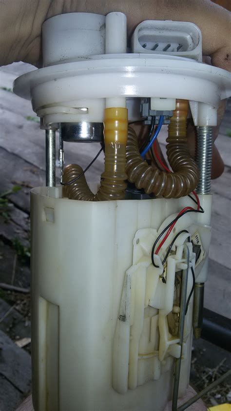 Замена топливного фильтра грубой очистки и клапана. — Lada Гранта (1G ...