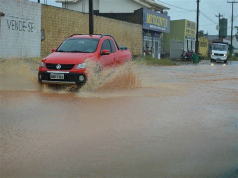 G1 Ruas e avenidas ficam alagadas após forte chuva em Ariquemes RO