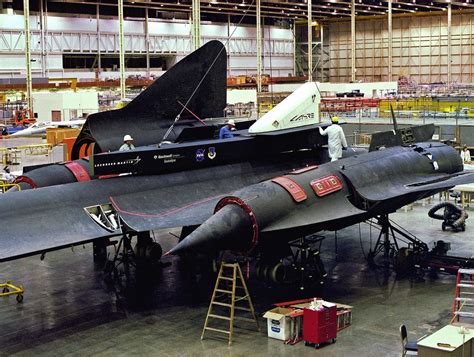 kocurmosur on Twitter: "RT @Fighterman_FFRC: SR-71 Blackbird's outboard ...