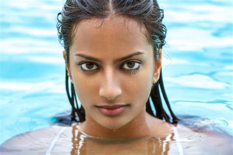 Fille Asiatique Indienne Sexy De Femme Dans La Piscine Image Stock Image Of Femelle