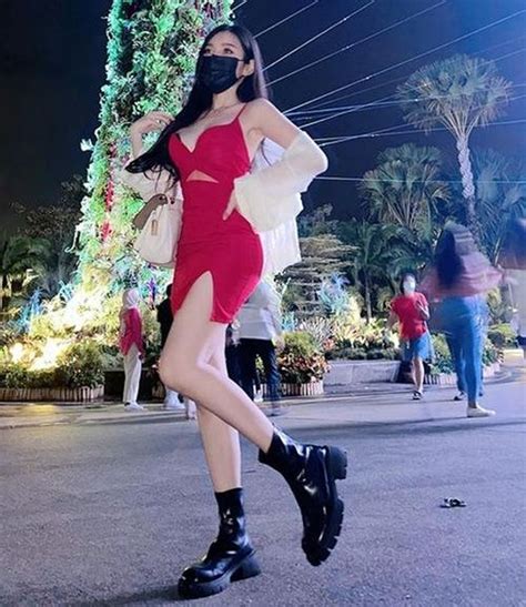 Đỏ mặt hot girl cố tình vén áo khoe vòng giữa trời đông Người đẹp Việt Giải Trí