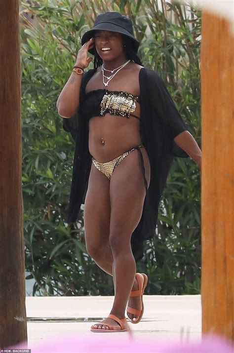 Gymnast Simone Biles Shows Off Abs In A Gold Bikini While In Mexico With Pals Daily Mail Online