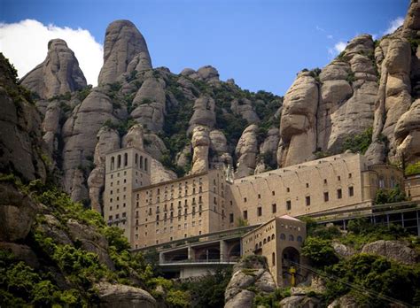 The Montserrat Half Day Tour from Barcelona | HAPPYtoVISIT.com