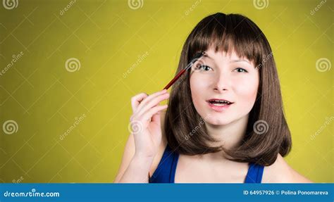 Make Up Sexy Brunette Der Das Augenbrauenmake Up Schaut Im Spiegel Auf Gelbem Hintergrund Tut