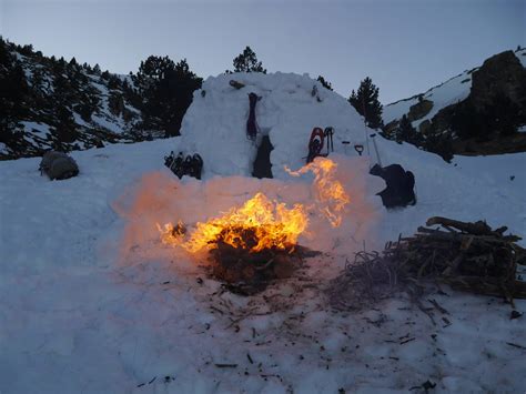 Nuit insolite igloo Pyrénées. La féerie de la montagne enneigée