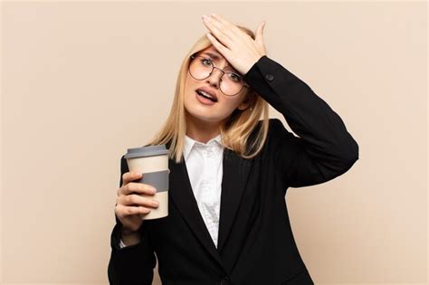 Jeune Femme Blonde Paniquée Par Rapport à Une Date Limite Oubliée Se Sentir Stressée Devoir