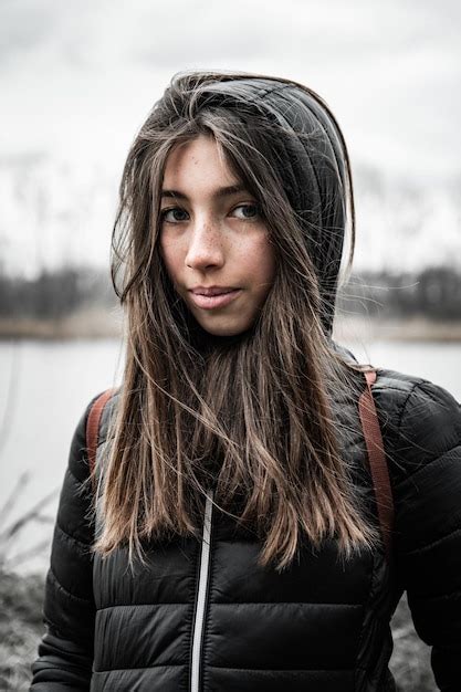 Porträt eines Mädchens das am See gegen den Himmel steht Premium Foto