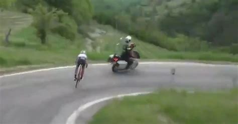 Video Por Muy Poco Ciclista Casi Cae A Un Barranco En El Giro De Italia